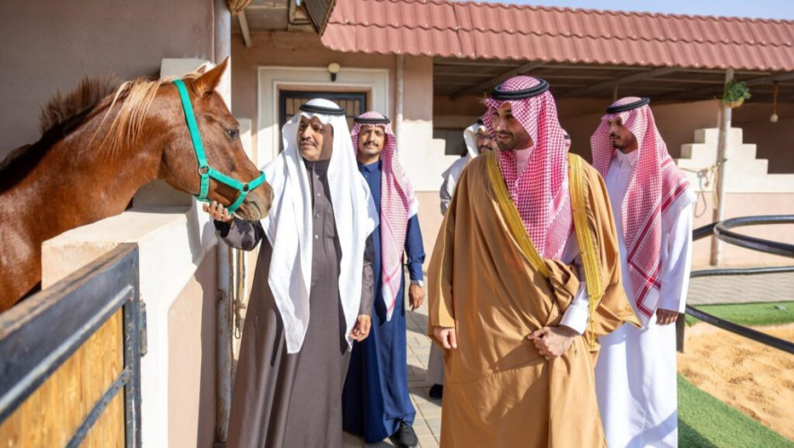 نائب أمير منطقة الجوف يزور مربط العليا للخيل العربية الأصيلة