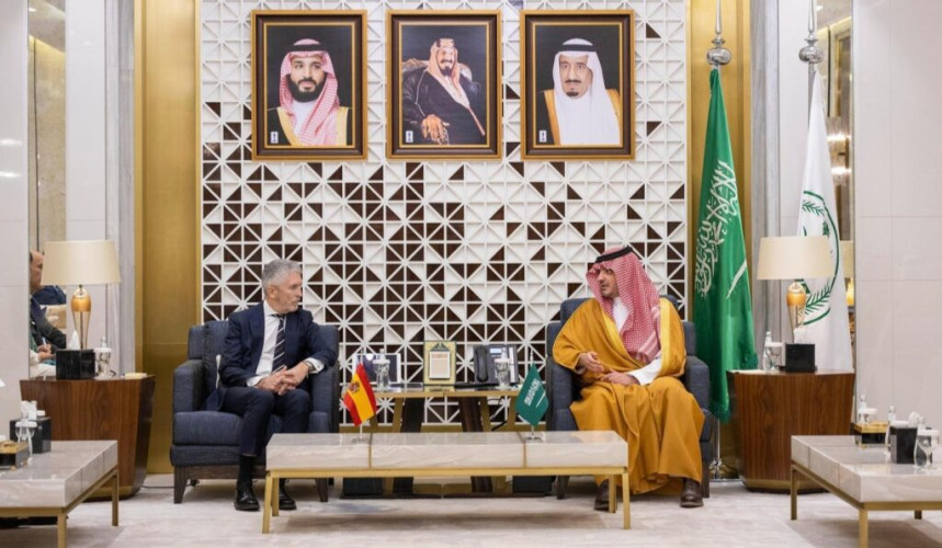 الأمير عبدالعزيز بن سعود يعقد جلسة مباحثات رسمية مع وزير الداخلية الإسباني
