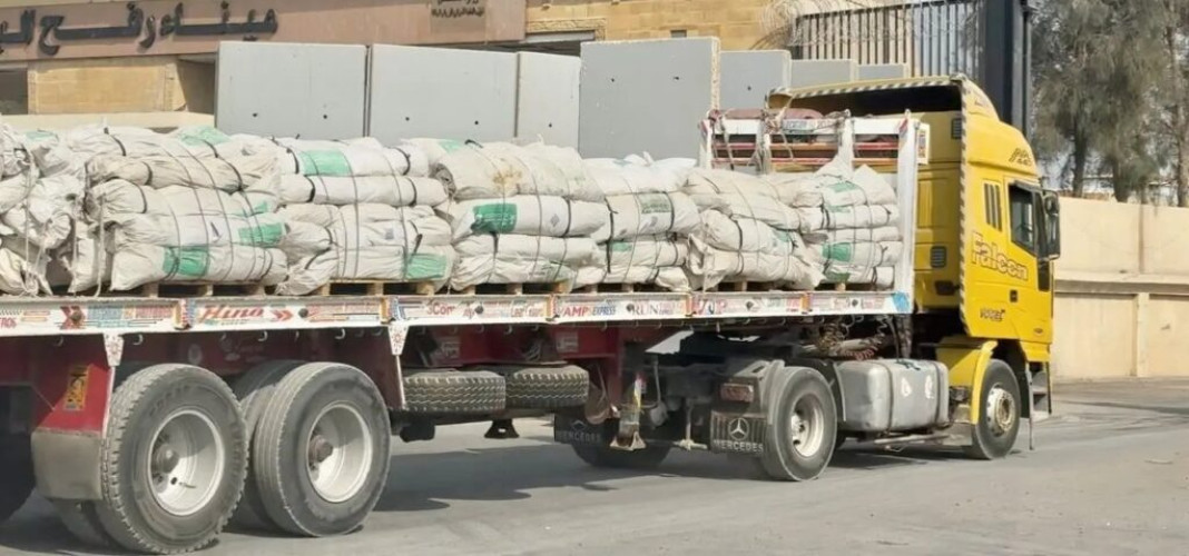 مساعدات إنسانية سعودية جديدة تعبر منفذ رفح متجهة إلى قطاع غزة مقدمة من مركز الملك سلمان للإغاثة