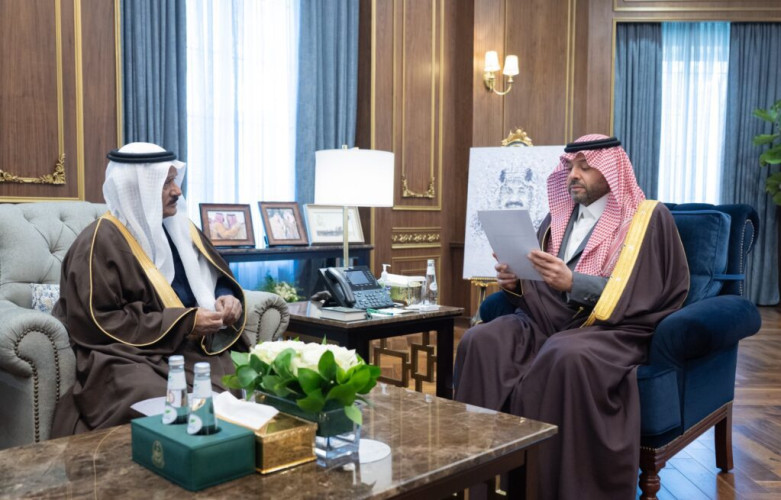 الأمير فيصل بن خالد بن سلطان يطّلع على تقرير أعمال النادي الأدبي بالحدود الشمالية