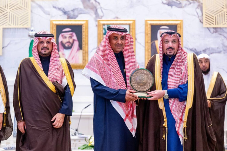 أمير القصيم يكرّم المواطن ضيف الله الحميداني تقديرًا لموقفه الإنساني في مساعدة أسرة مقيم سوداني بعد تعرضه لحادث مروري