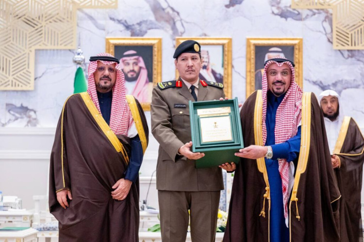أمير القصيم يكرّم مدير مكافحة المخدرات بالمنطقة تقديرًا للجهود الأمنية