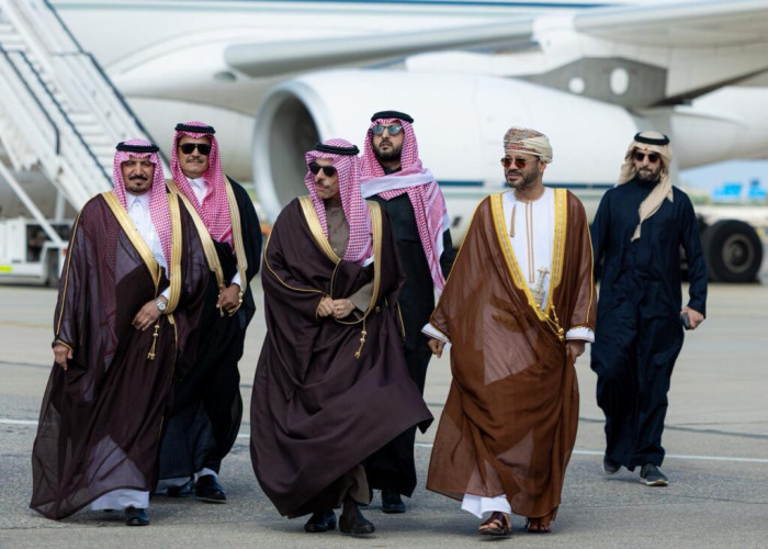 وزير الخارجية يصل إلى مسقط