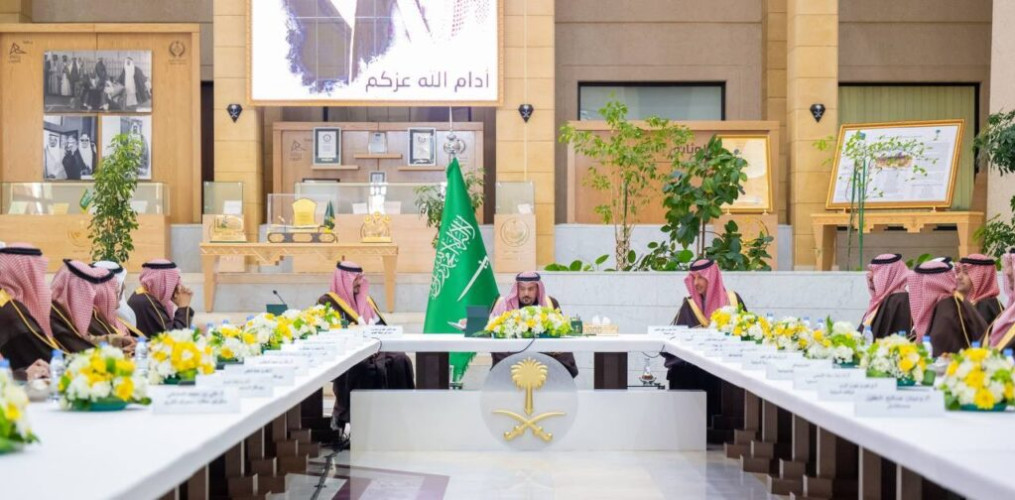 أمير القصيم يرأس اجتماعًا لاستعراض إستراتيجية السياحة الوطنية وأداء القطاع السياحي بالمنطقة