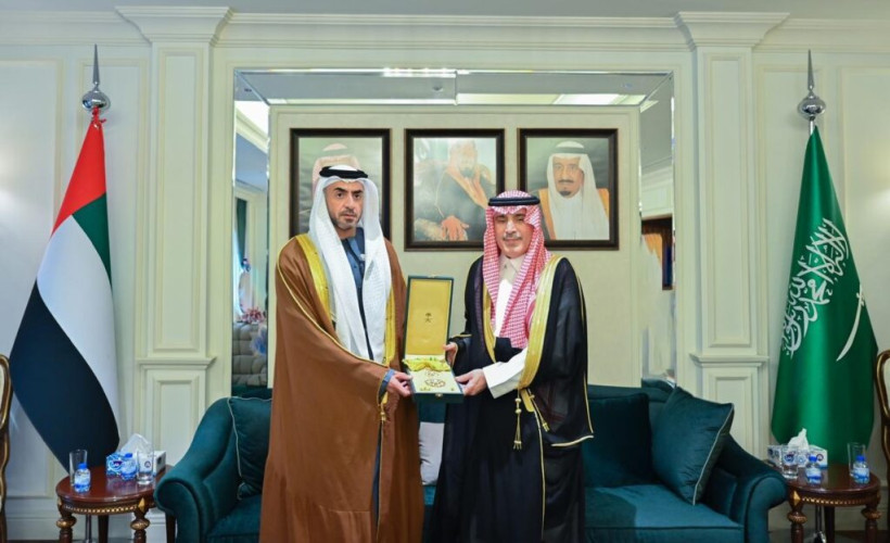 إنفاذًا لأمر خادم الحرمين الشريفين.. سفير المملكة لدى الإمارات يُقلّد الشيخ نهيان بن سيف آل نهيان وشاح الملك عبدالعزيز من الطبقة الثانية