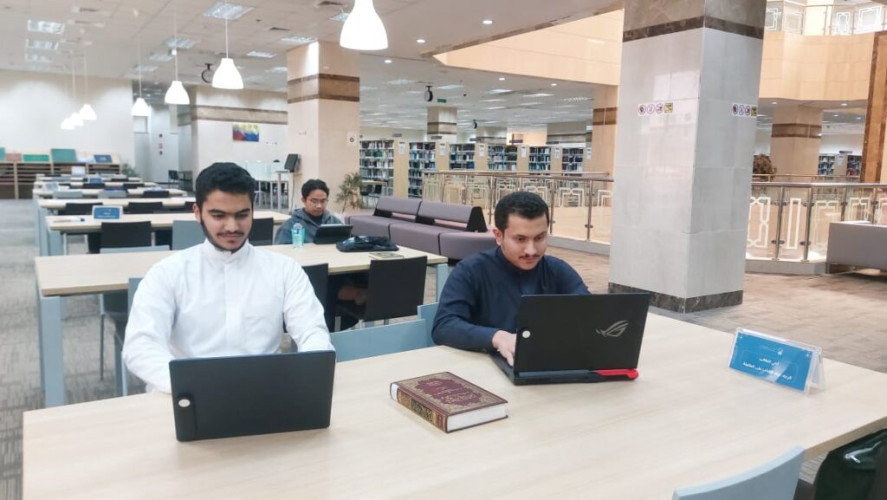 البيئة المناسبة للاستذكار استعداداً للاختبارات في مكتبة الجامعة الإسلامية بالمدينة