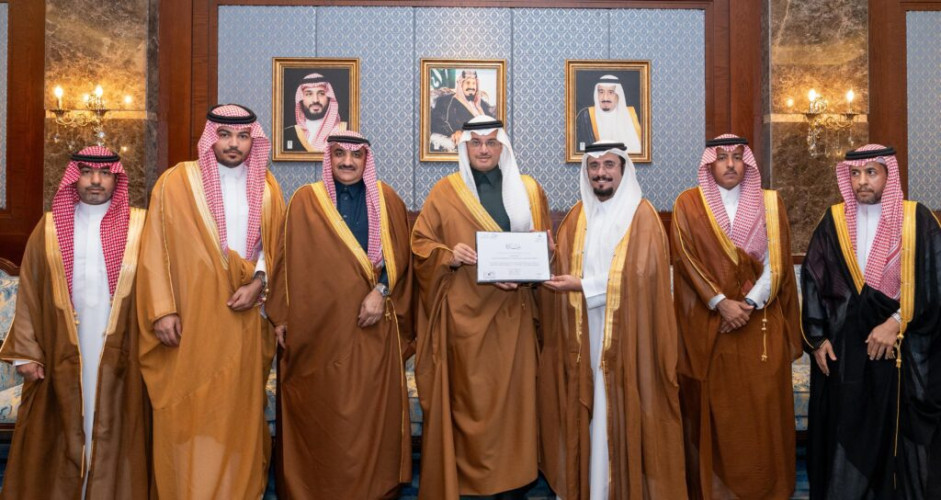 محافظ الأحساء يسلّم أمانة الأحساء شهادة اعتماد برنامج “حياك”