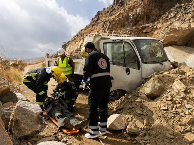 أمانة عسير تنفذ فرضية لانهيار صخري بسبب الأمطار بالشراكة مع الجهات الحكومية