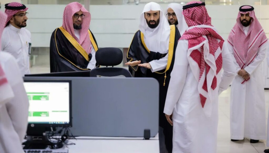 رئيس ديوان المظالم يتفقد محاكم المدينة المنورة ويلتقي المستفيدين