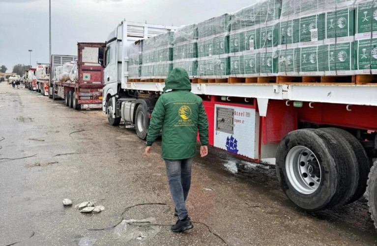 مساعدات إنسانية سعودية جديدة تعبر منفذ رفح متجهة إلى قطاع غزة مقدمة من مركز الملك سلمان للإغاثة