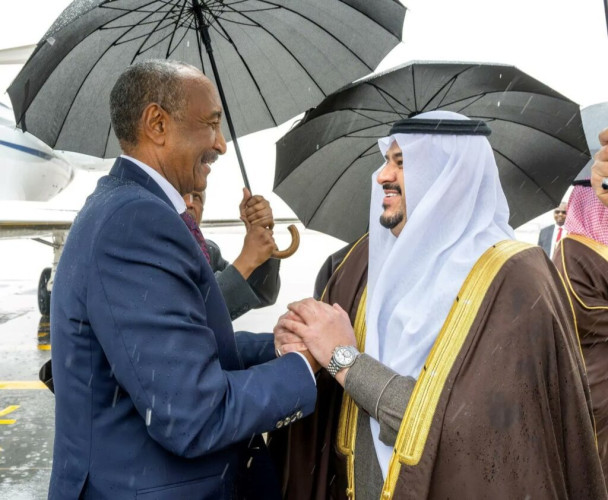 رئيس مجلس السيادة الانتقالي بجمهورية السودان يصل إلى الرياض وفي مقدمة مستقبليه نائب أمير المنطقة