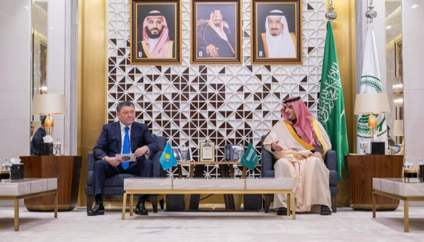 الأمير عبدالعزيز بن سعود يستقبل وزير الشؤون الداخلية بجمهورية كازاخستان