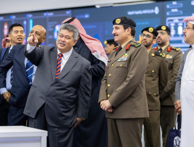 نائب الأمين العام لشؤون الأمن في ماليزيا يزور مركزي الابتكار والمؤشرات التقنية بالأمن العام