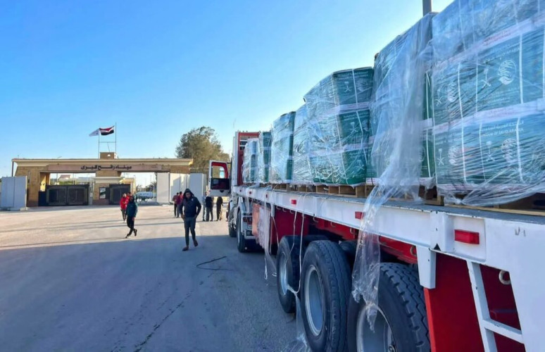 مساعدات إنسانيّة سعودية جديدة تعبر منفذ رفح متجهة إلى قطاع غزة مقدمة من مركز الملك سلمان للإغاثة