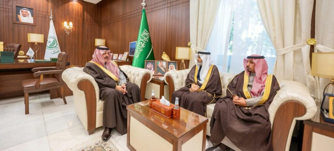 أمير منطقة حائل يقلّد مدير جوازات المنطقة ومساعده رتبتيهما الجديدتين