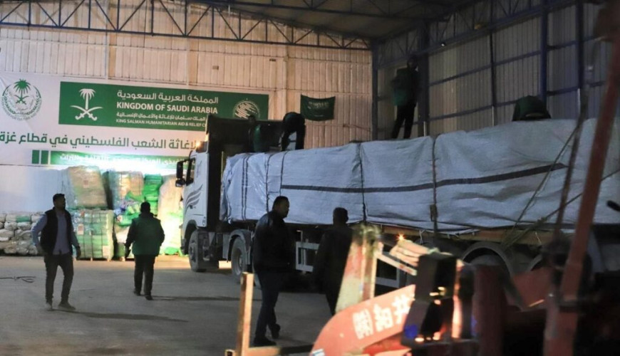 قافلة إغاثية سعودية جديدة تصل إلى وسط قطاع غزة مقدمة من مركز الملك سلمان للإغاثة