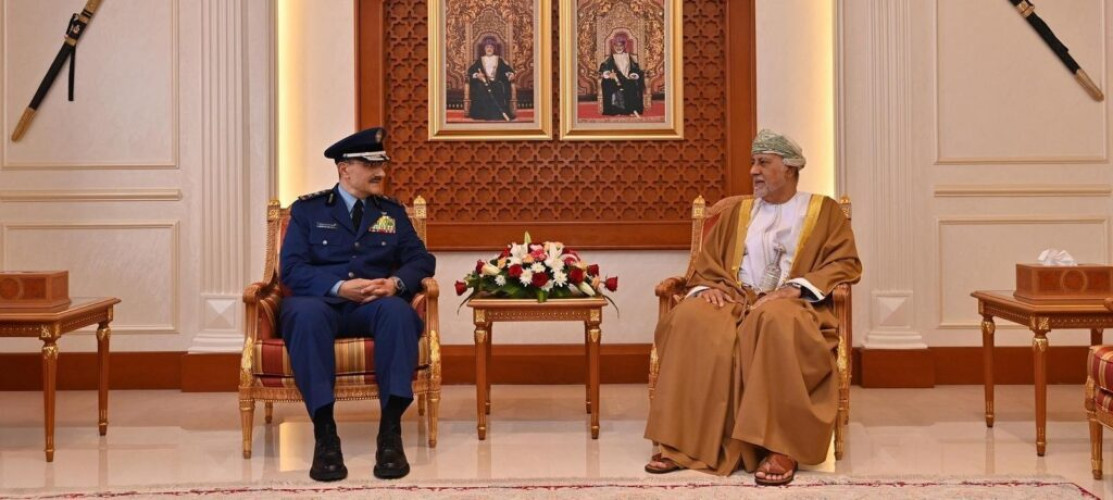 سُلطان عُمان يمنح قائد القوات الجوية الملكية السعودية وسام عُمان العسكري
