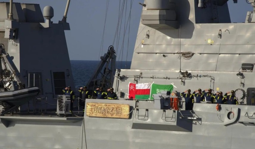 القوات البحرية ونظيرتها العُمانية تنفذان رماية بالصواريخ ضمن تمرين “رياح السلام 2026”