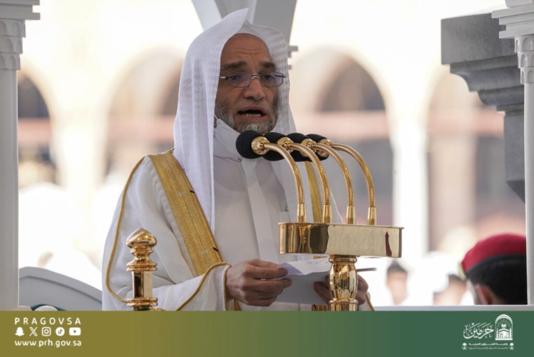 إمام الحرم المكي: الإنسان ضعيف بطبعه ولا نجاة إلا بالاعتماد على الله والتحذير من الإعجاب بالنفس