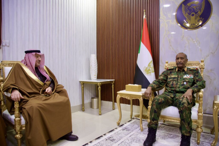 رئيس مجلس السيادة في السودان يستقبل نائب وزير الخارجية