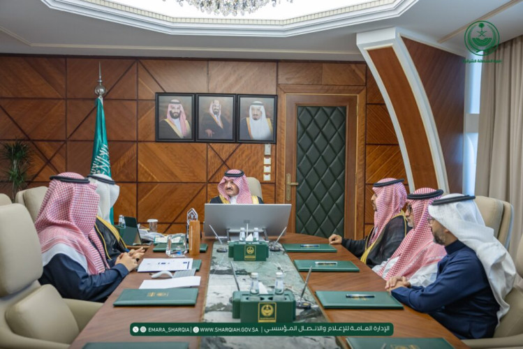أمير المنطقة الشرقية يستقبل منسوبي هيئة تطوير المنطقة لحصولهم على عددٍ من الجوائز المحلية والدولية