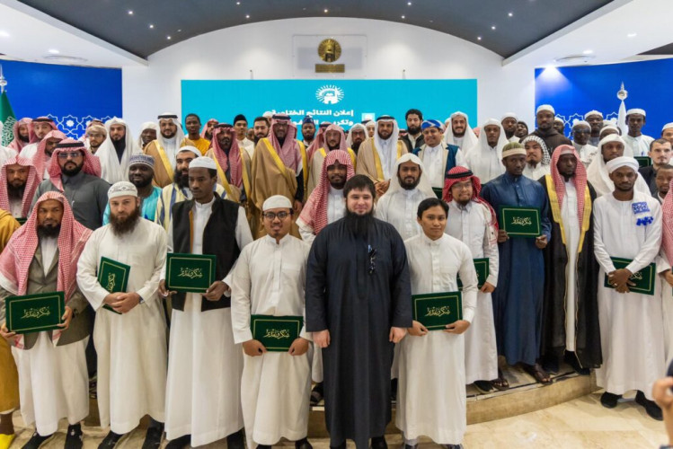 وزير الشؤون الإسلامية يرعى حفل تخريج (104) طلاب بعد إتمامهم برنامج “زمالة الوسطية والاعتدال”