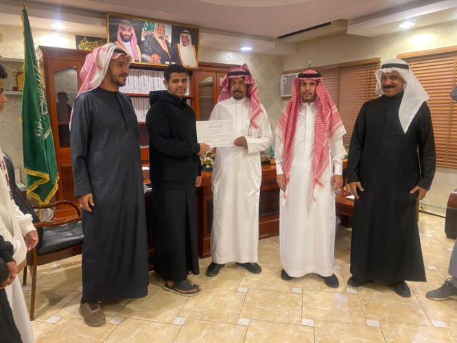 تليية لرغبة ابنائه الطلاب.. المدير السابق لمتوسطة محمد بن سليمان الأستاذ سعد السحيمي يزور المدرسة ويكرم الطلاب المتفوقين