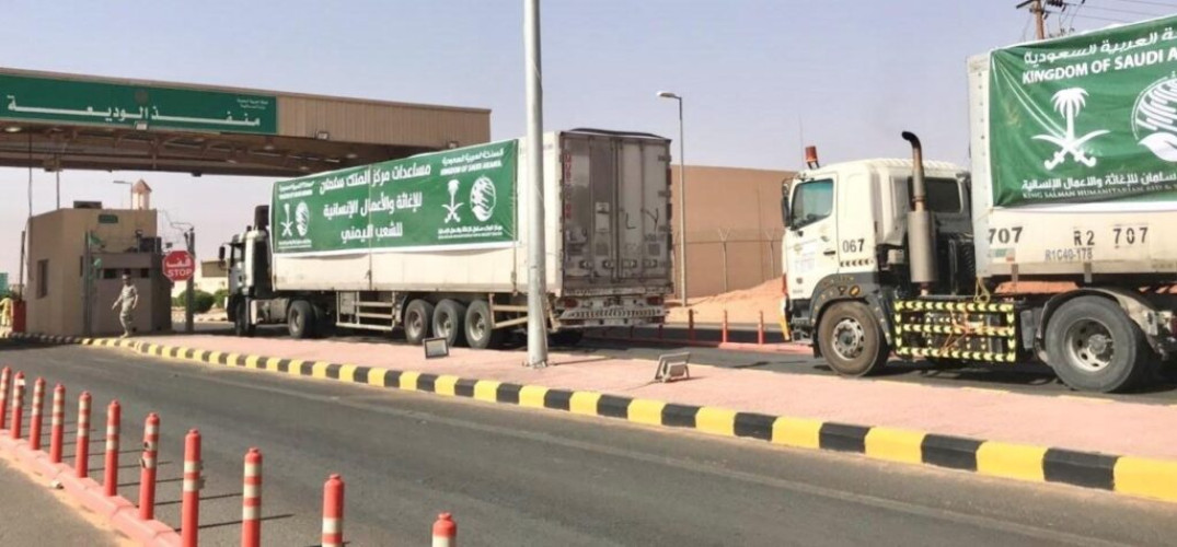 عبور 70 شاحنة مقدمة من مركز الملك سلمان للإغاثة منفذ الوديعة الحدودي متوجهة إلى اليمن