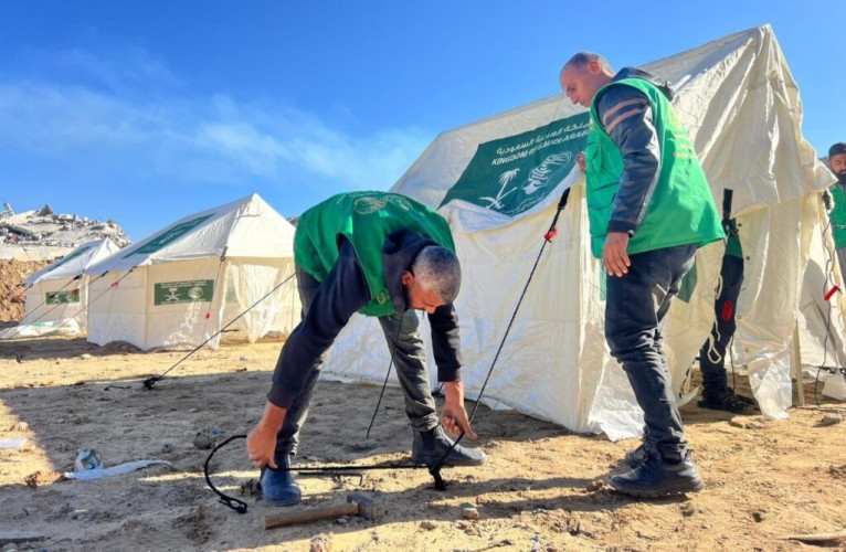 مركز الملك سلمان للإغاثة يقيم مخيمًا جديدًا لإيواء الأسر العائدة إلى مدينة غزة