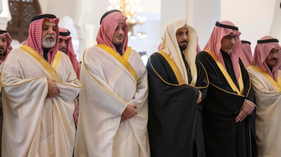 وزير الداخلية يؤدي صلاة الميت على معالي الفريق أول سعيد بن عبدالله القحطاني