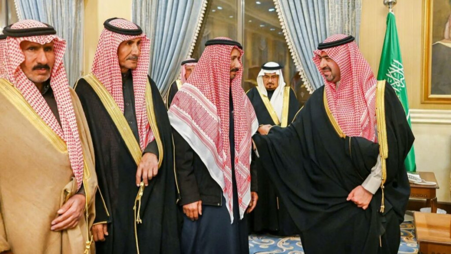نائب أمير تبوك يستقبل المواطن زايد العطوي المتنازل عن قاتل ابنه