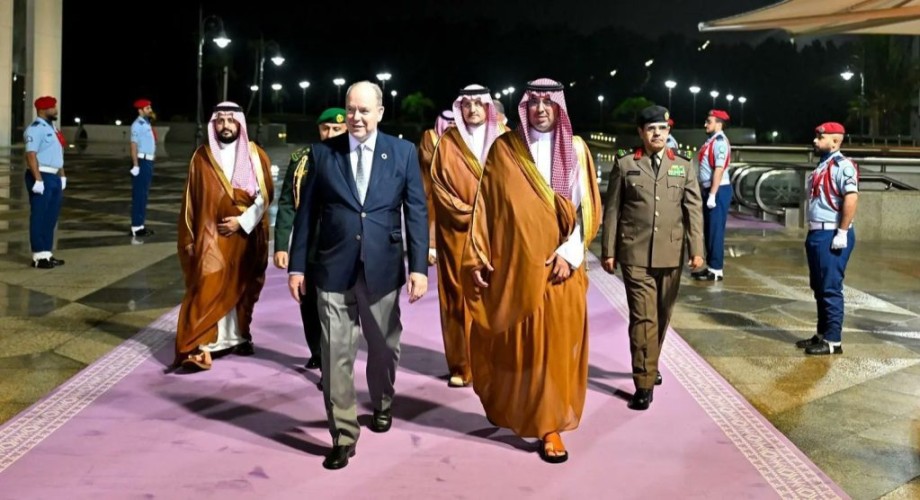أمير إمارة موناكو يصل جدة