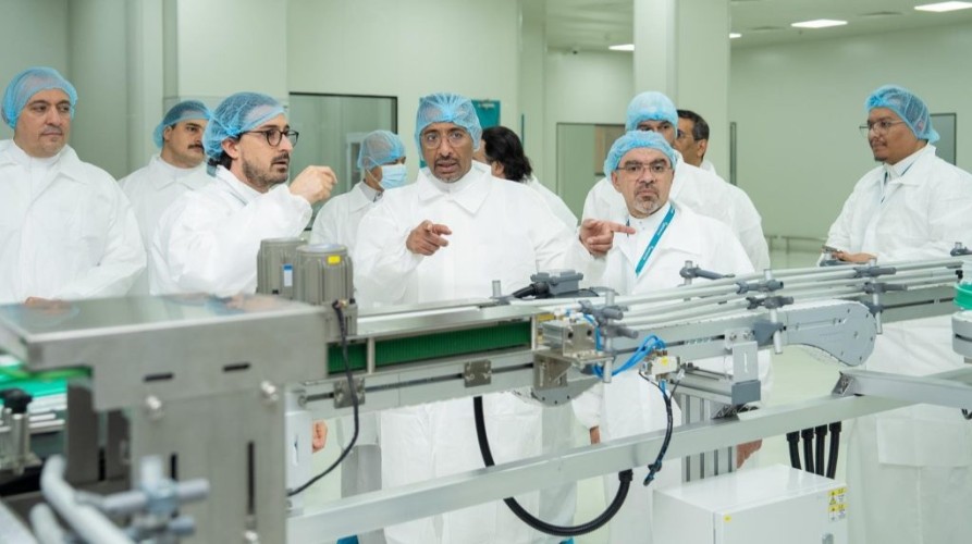 وزير الصناعة والثروة المعدنية يدشّن خطوط إنتاج جديدة لتصنيع الأدوية والمستلزمات الطبية بجدة
