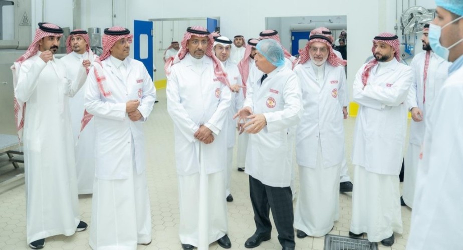 بطاقة إنتاج تصل إلى 10 آلاف طن سنويًا.. وزير الصناعة والثروة المعدنية يفتتح مصنع سنيورة للصناعات الغذائية بجدة