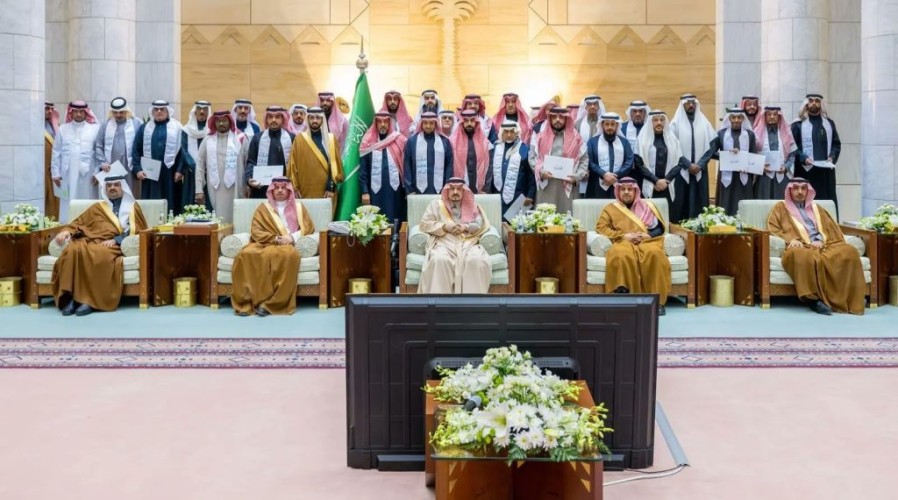 أمير الرياض يُكرِّم المدارس والطلبة المتميزين بالمنطقة