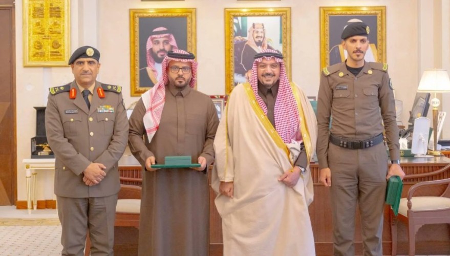 أمير القصيم يُكرِّم مواطنًا ورجلَ أمنٍ تقديرًا لموقفهما الإنساني بمساعدة فتاة سودانية تعرّضت لحادثٍ مروري