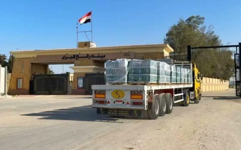 قافلة مساعدات إغاثية جديدة مقدمة من مركز الملك سلمان للإغاثة تعبر منفذ رفح تمهيدًا لنقلها إلى قطاع غزة