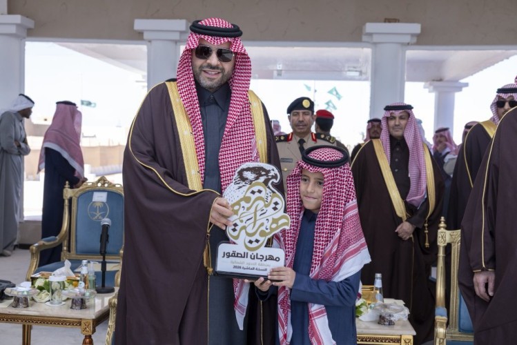 سمو أمير الحدود الشمالية يرعى الشوط الأخير في سباق الصقور ويتوّج الفائزين