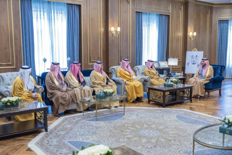 أمير الحدود الشمالية يستقبل مساعد وزير الموارد البشرية والتنمية الاجتماعية
