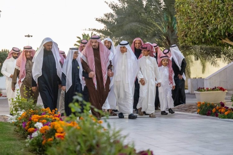 أمير منطقة القصيم يشارك أبناءه الأيتام مأدبة الإفطار