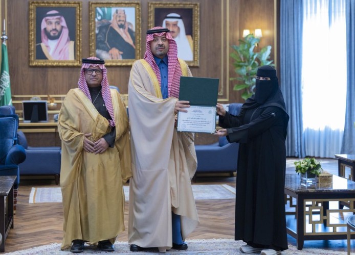 أمير الحدود الشمالية يُكرِّم الفائزة بمسابقة بنك التنمية الاجتماعية للحرف اليدوية 2025