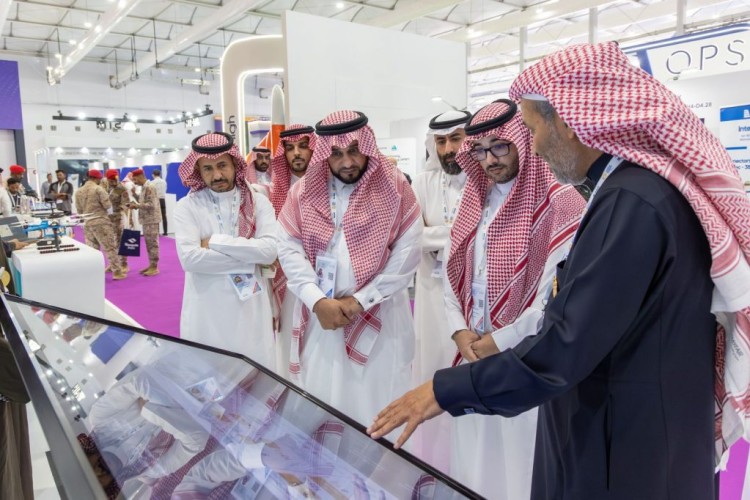 وكيل الجامعة للدراسات العليا والبحث العلمي يزور جناح الجامعة في معرض الدفاع العالمي 2026