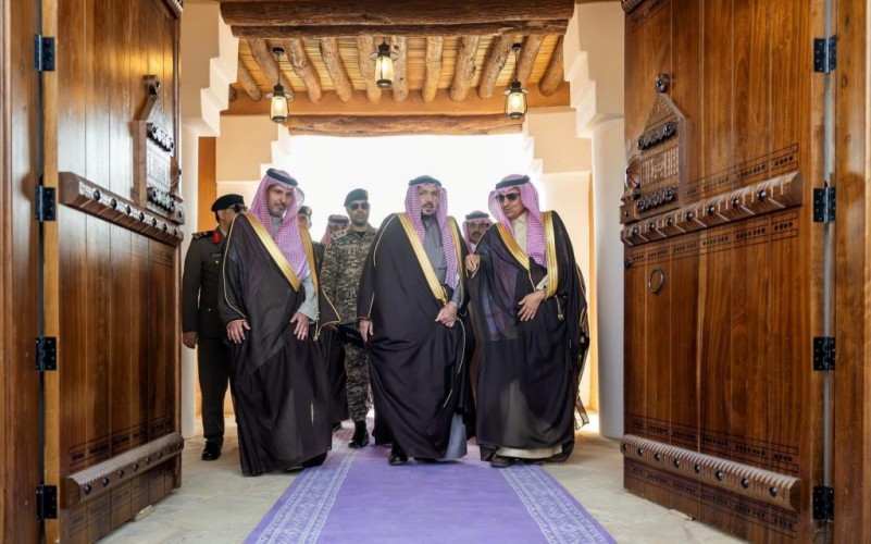 أمير القصيم يتفقد قصر الملك عبدالعزيز التاريخي في مركز قبة