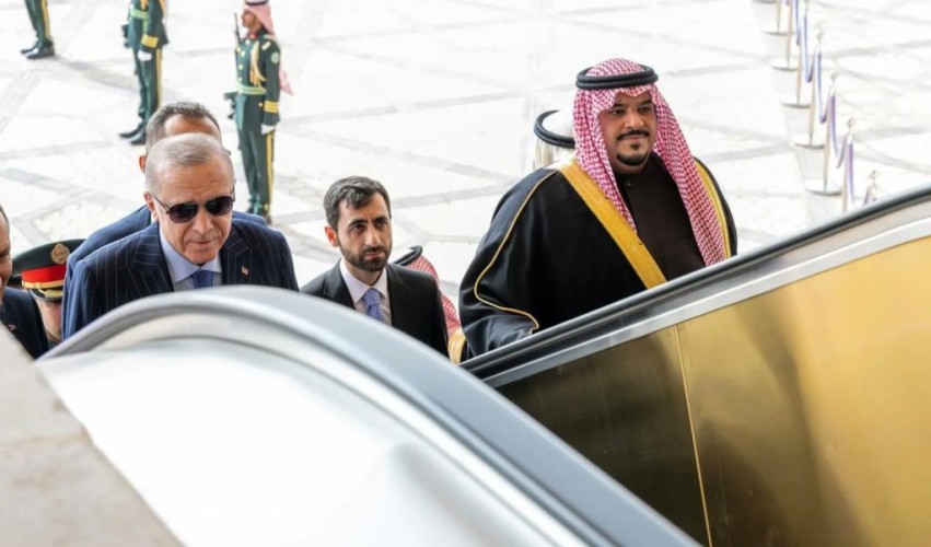 رئيس جمهورية تركيا يصل إلى الرياض وفي مقدمة مستقبليه نائب أمير المنطقة