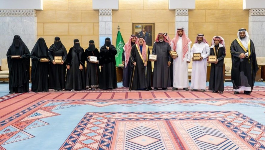 أمير منطقة الرياض يُسلِّم وثائق تملّك الوحدات السكنية للمستفيدين من تبرع سمو ولي العهد