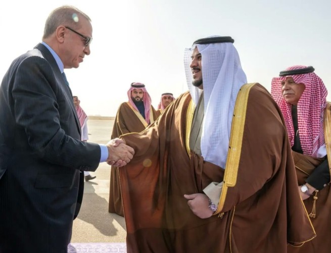 الرئيس التركي يغادر الرياض وفي مقدمة مودعيه نائب أمير المنطقة