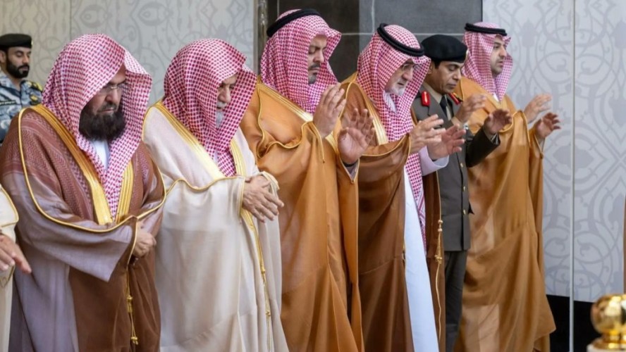 نائب أمير منطقة مكة المكرمة يؤدي صلاة الاستسقاء مع جموع المصلين في المسجد الحرام