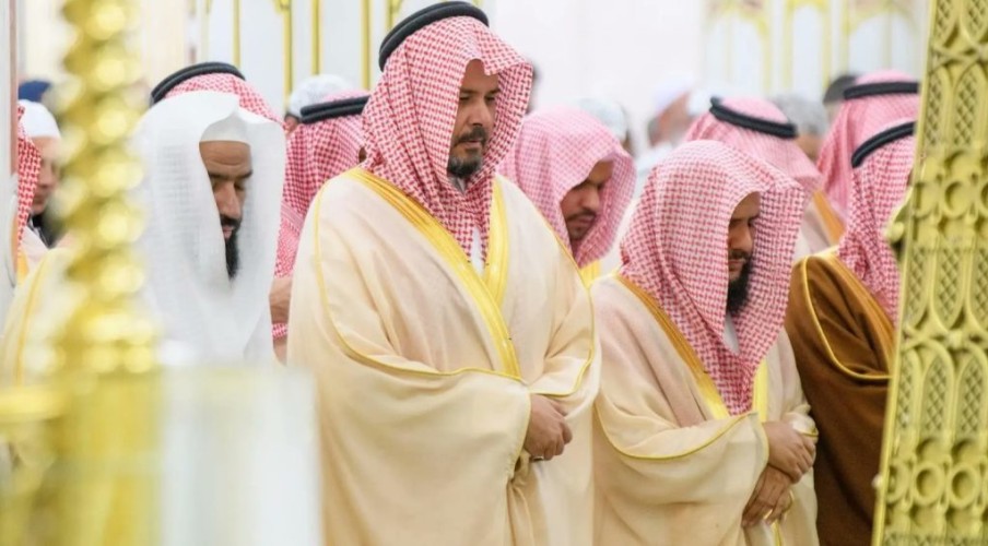 أمير منطقة المدينة المنورة يؤدي صلاة الاستسقاء مع المصلين في المسجد النبوي