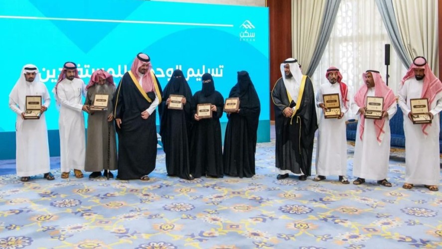 أمير المدينة المنورة يسلّم وثائق تملّك الوحدات السكنية للمستفيدين من تبرع سمو ولي العهد