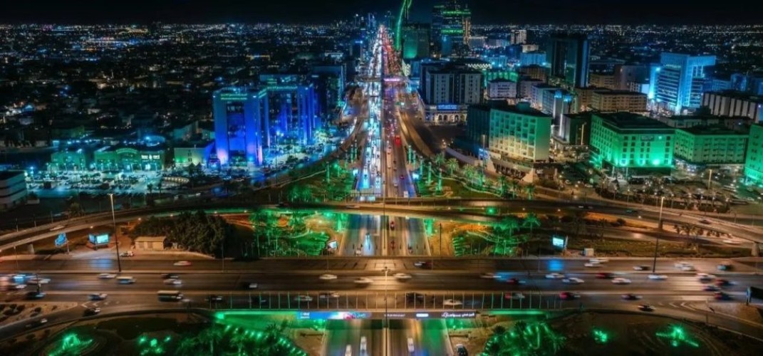 أمانة الرياض تزين طرق وميادين العاصمة بأكثر من 5 آلاف إنارة جمالية احتفاءً بيوم التأسيس